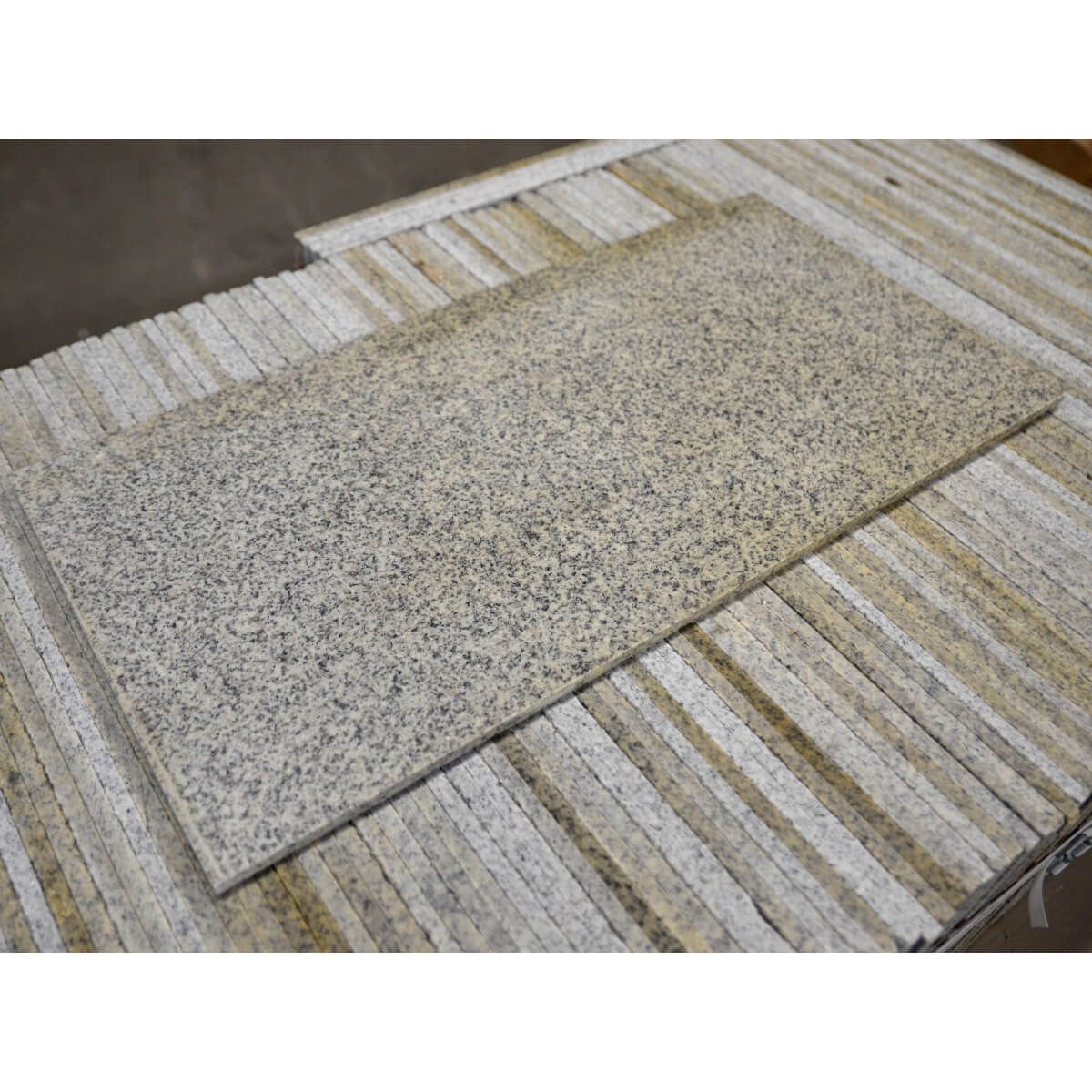 Granit G603 New Crystal Grey polerowany 61x30,5x1 cm (22,134 m2)