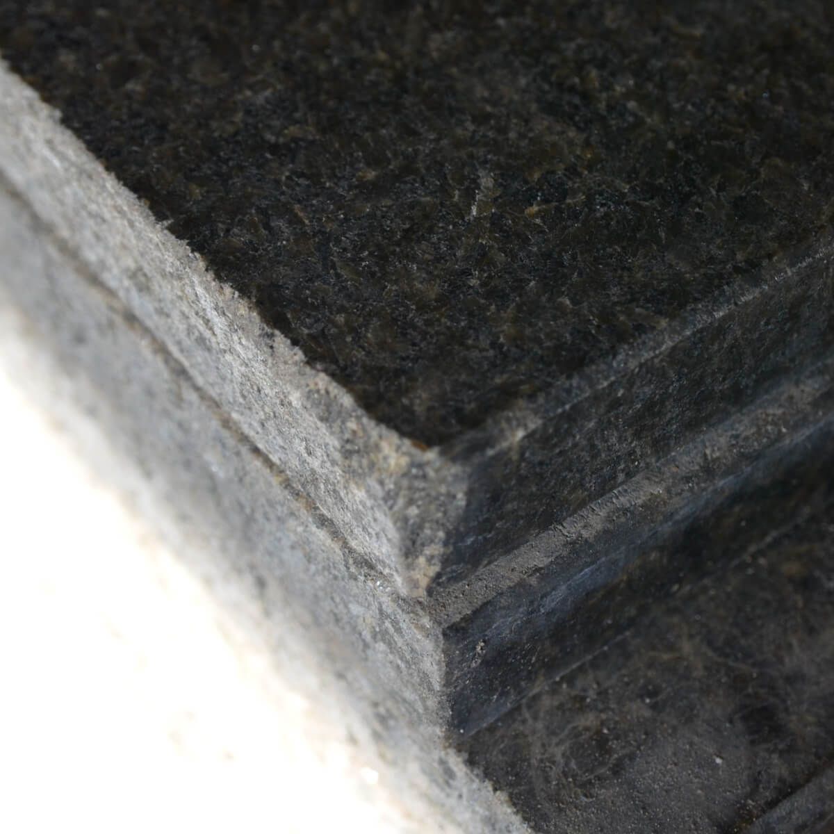 Stopień granitowy G695 Crystal Black polerowany 150x33x2 cm (3 szt.)