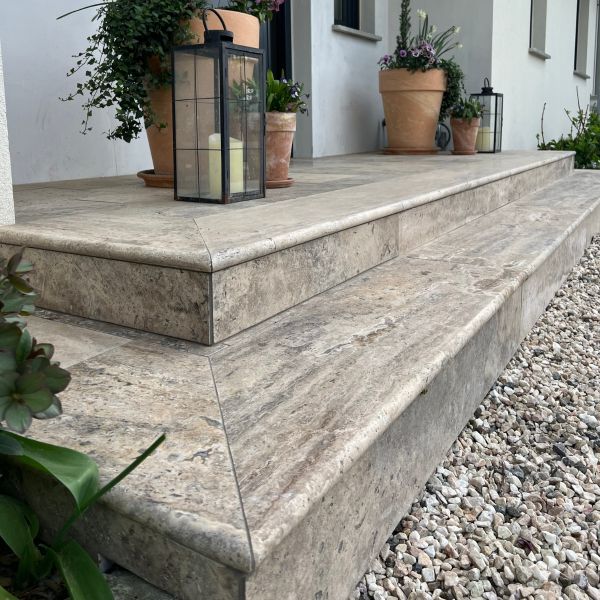 Stopień trawertynowy Silver Ash szlifowany z bullnose 135x33x3 cm