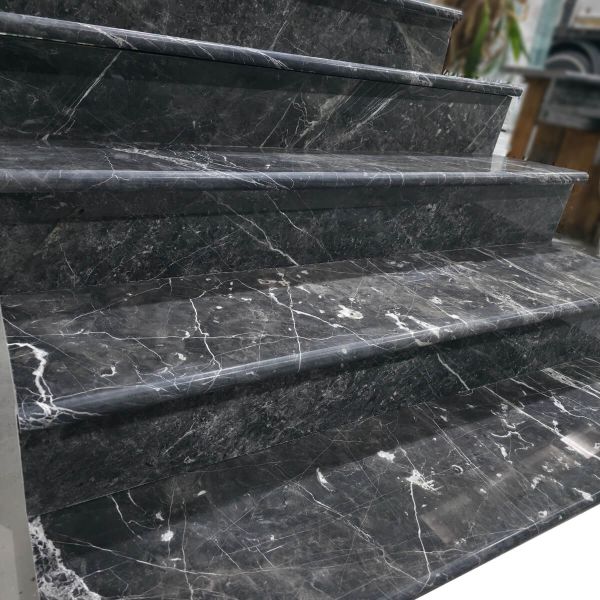 Podstopień marmurowy Tempesta Nera polerowany 135x16,5x2 cm
