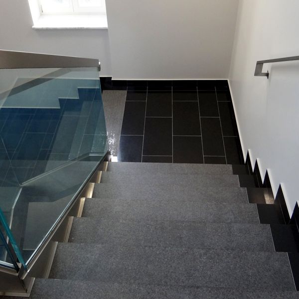 Stopień granitowy G684 Black Pearl płomieniowany 150x33x3 cm