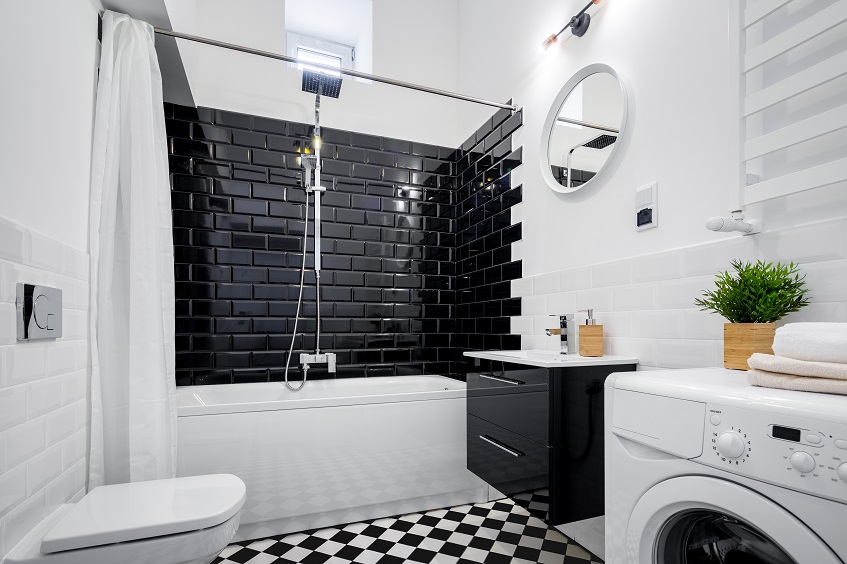 Black is back: czerń w łazience – odważne zestawienia, które dobrze kontrastują