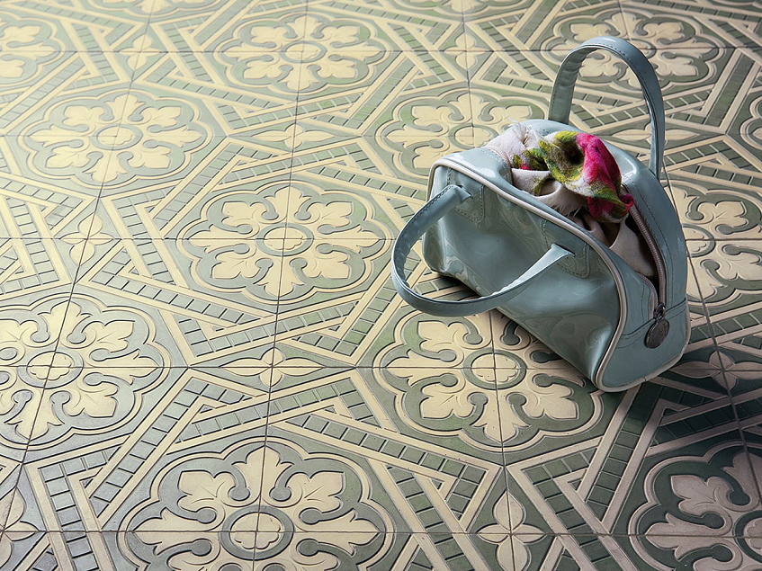 Rozeta dekoracyjna na podłodze – płytki w stylu pałacowym. Motyw rozety we wnętrzach