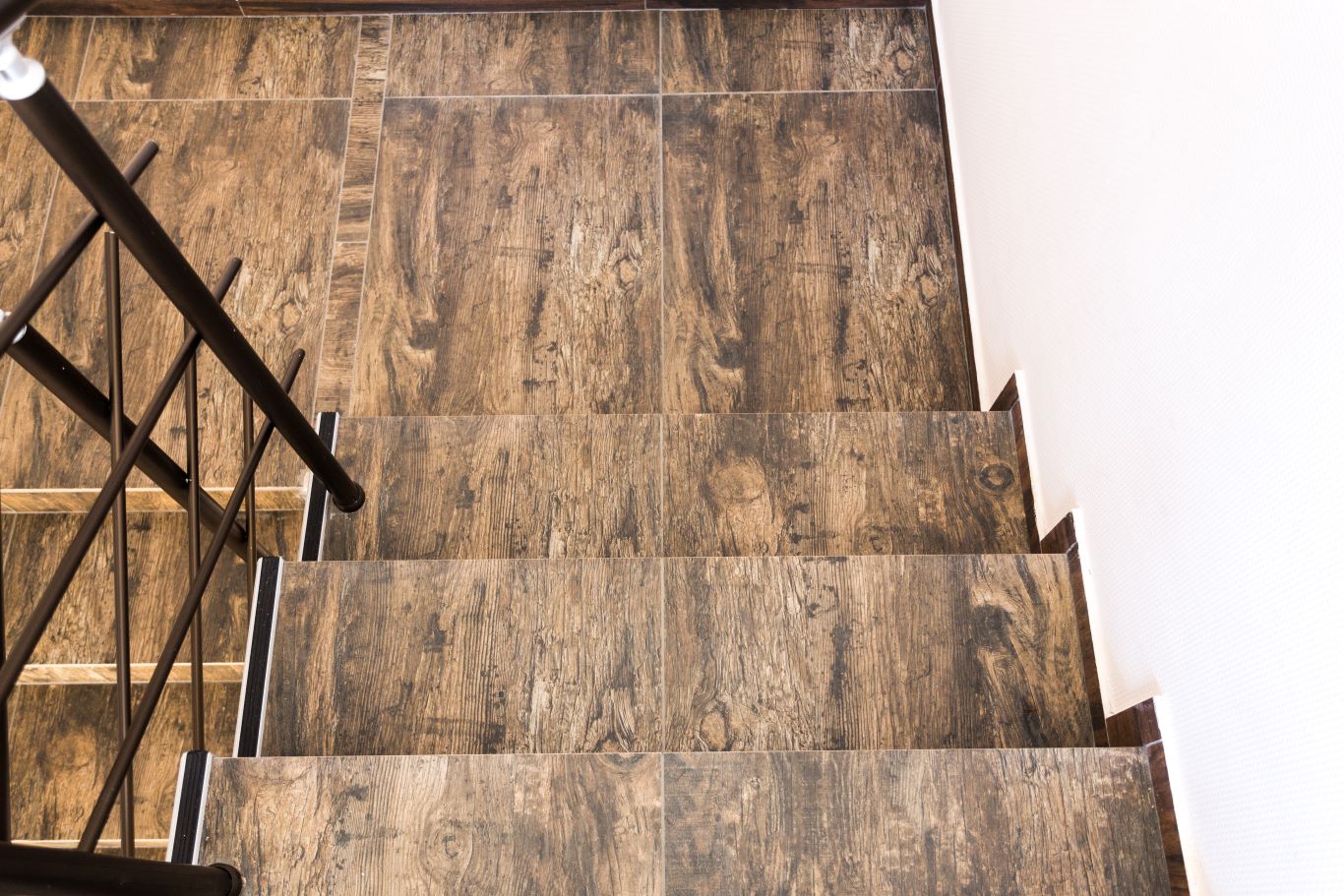 Jakie płytki położyć na schody wewnętrzne? Kompletny przewodnik – bezpieczeństwo, trwałość i styl