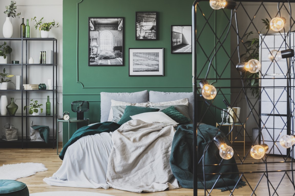 Najlepsze pomysły na ścianę w sypialni za łóżkiem: łączymy wzory, faktury i style