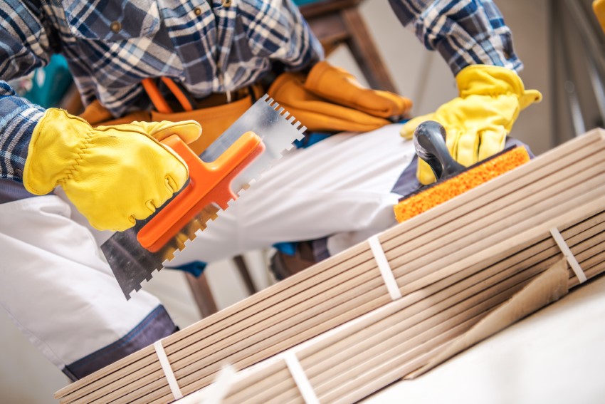 ceramiczne płytki drewnopodobne na posadzce przygotowanie