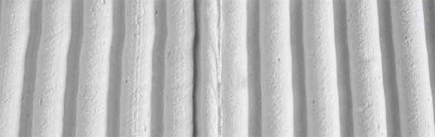 Półokrągłe zęby pacy zmniejszają ryzyko szybkiego naskórkowania powierzchni kleju i zapewniają lepsze nim pokrycie.