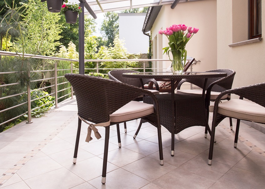 płytki na balkonie pod zadaszeniem