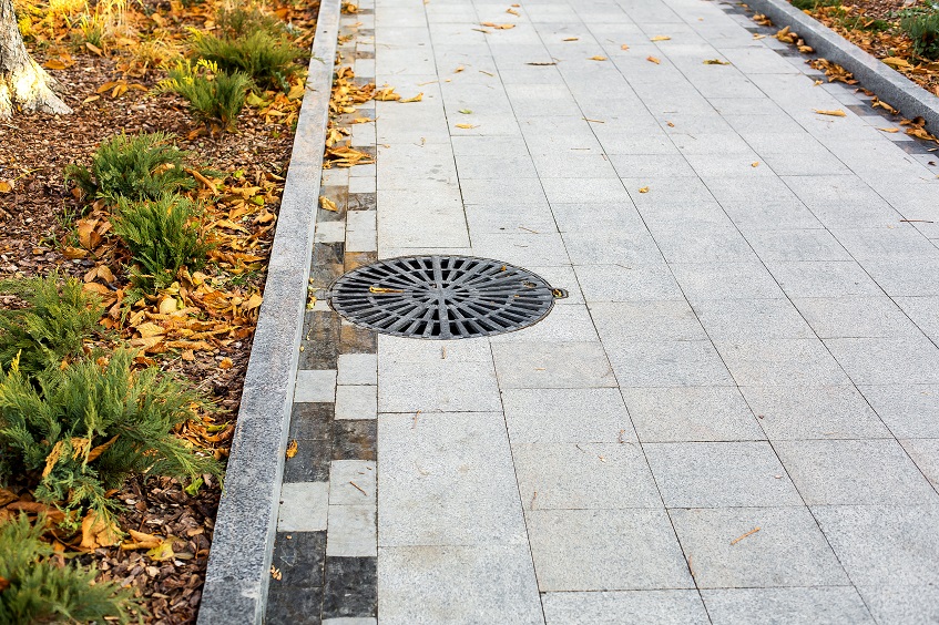 Płyty chodnikowe na podjeździe przed domem