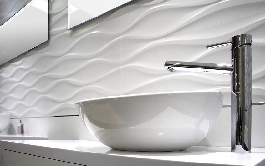 nowoczesne dekory w łazience - aranżacja z płytkami falistymi na 2021