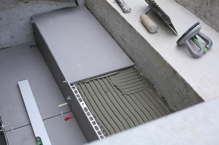 Przycinanie i układanie płytek na schodach