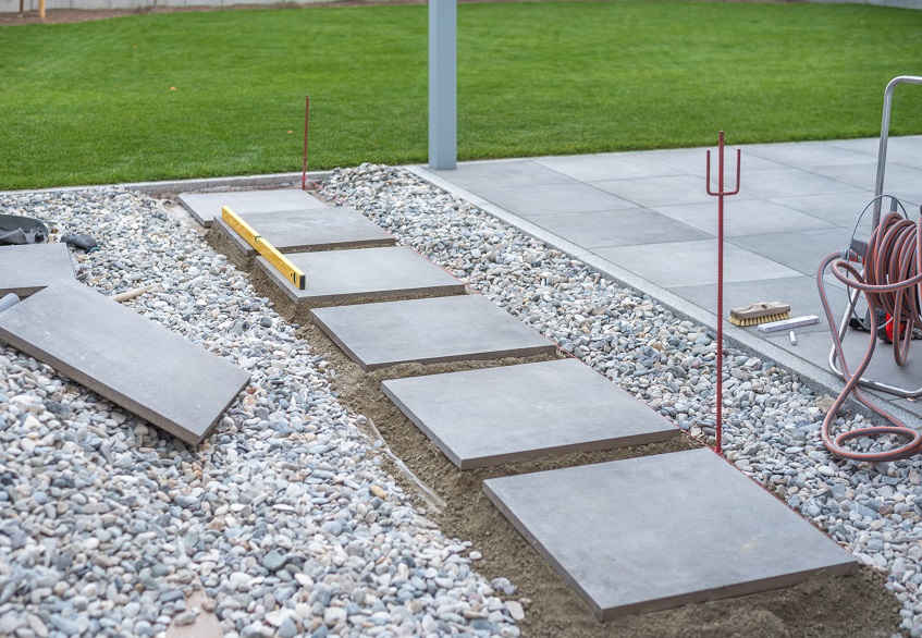 Osadzanie gresu tarasowego w ogrodzie