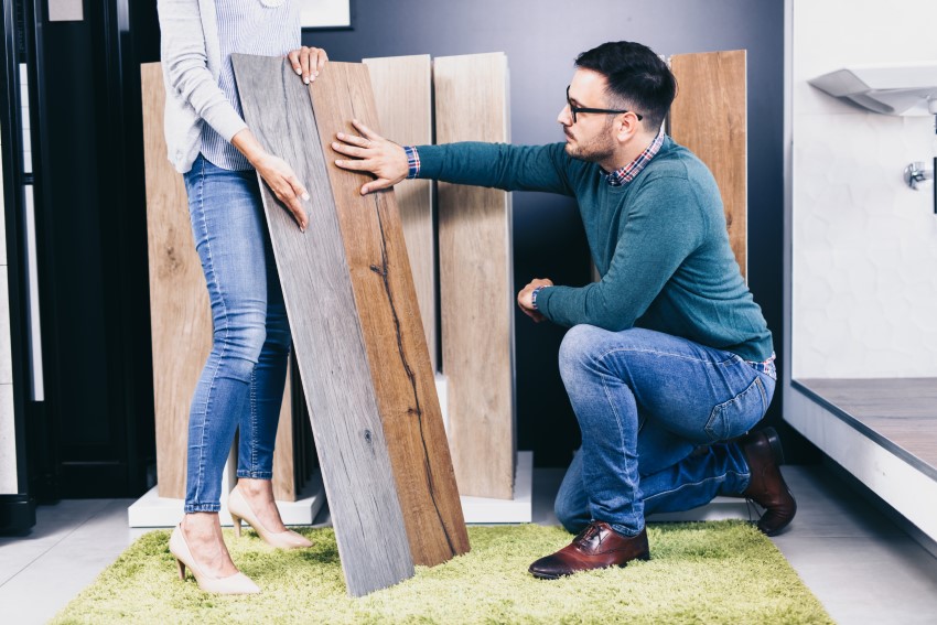 Płytki drewnopodobne w aranżacji wnętrza v2 - klik.pl