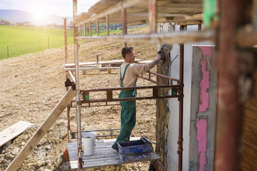 Kamień naturalny na elewacji domu przy tarasie