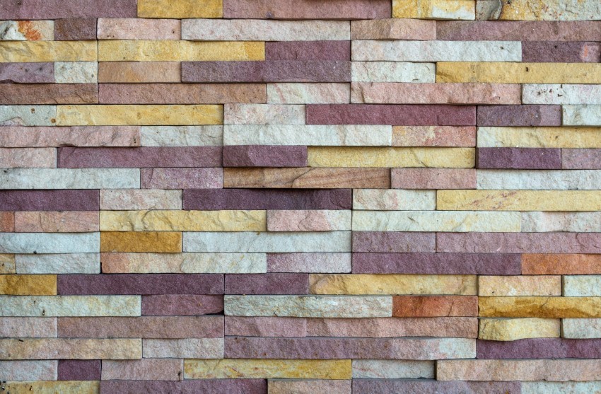 wykończenie ściany z kamieni dekoracyjnych