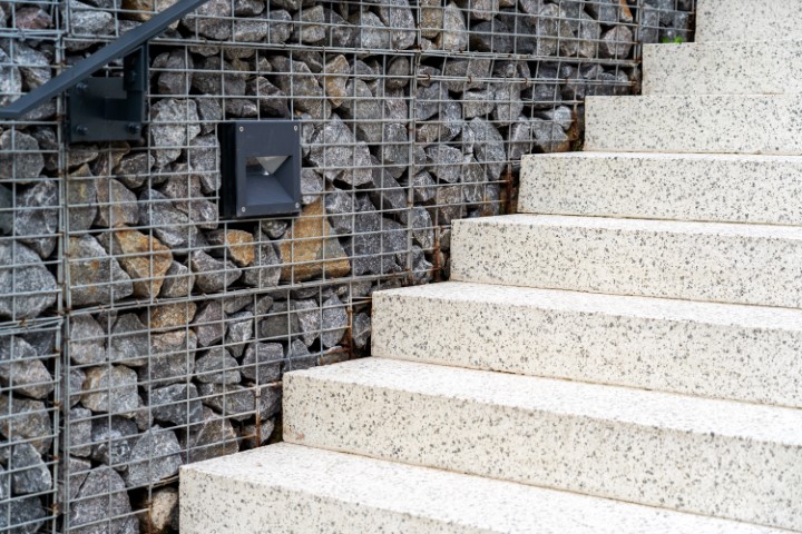 Гранитные лестницы для каменных интерьеров