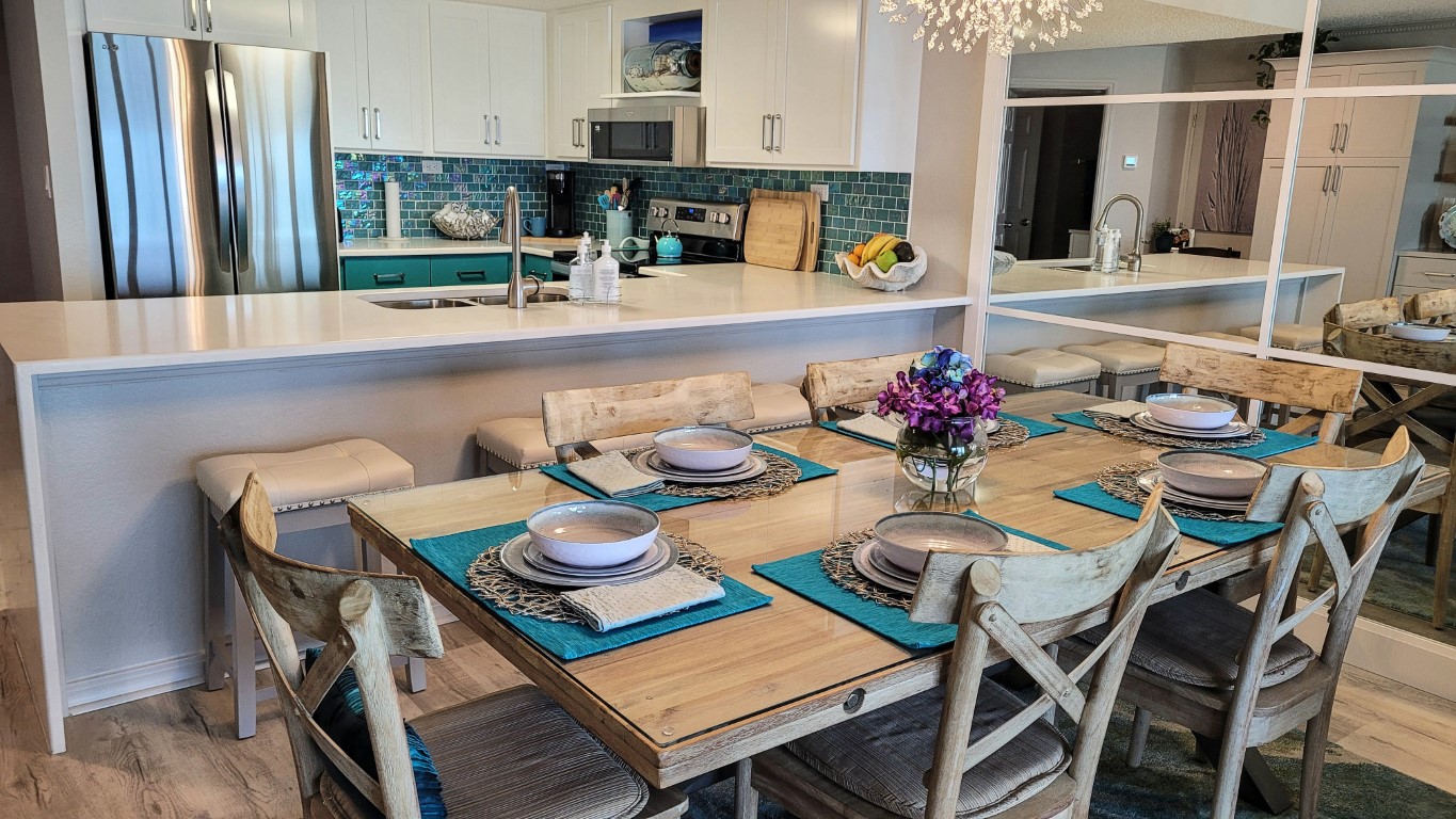 Kuchnia z wyspą i jadalnią otwarta na salon