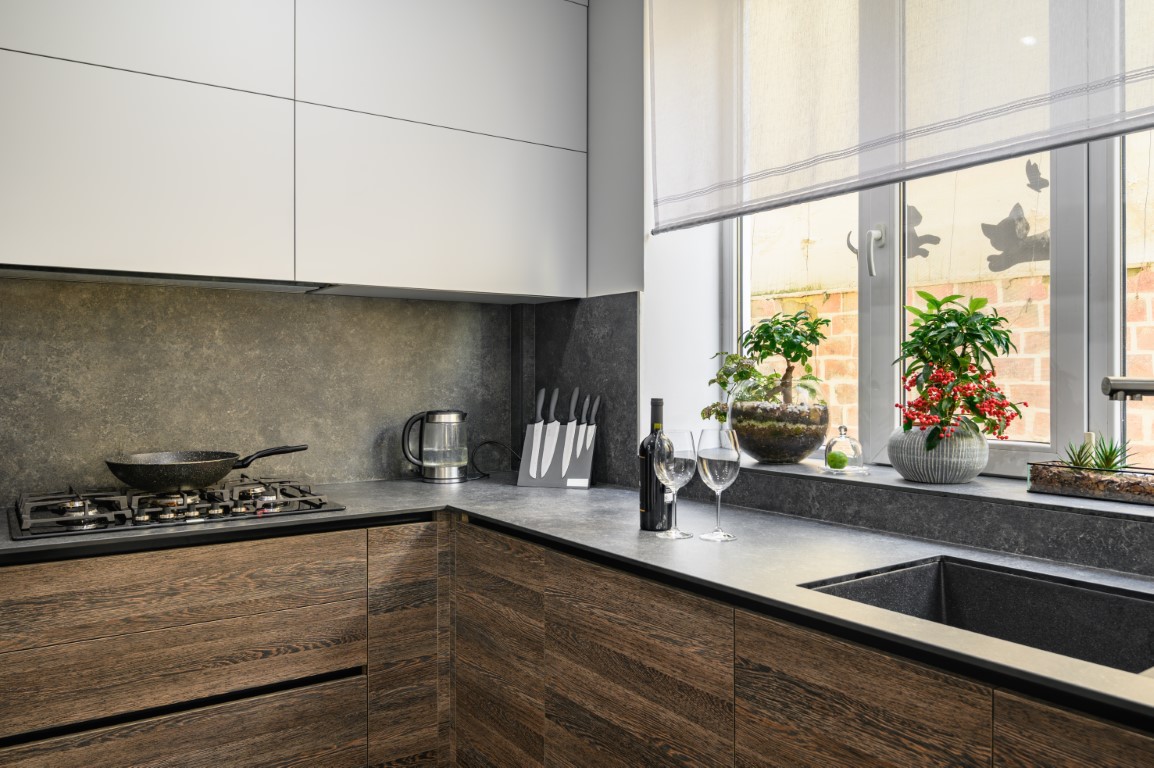 Biało szara kuchnia z marmurowym blatem