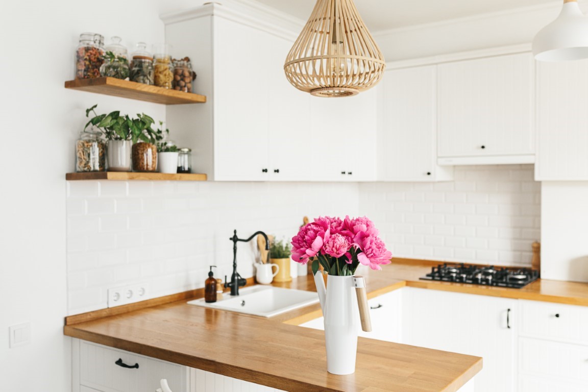 Biały total look w kuchni w stylu japandi