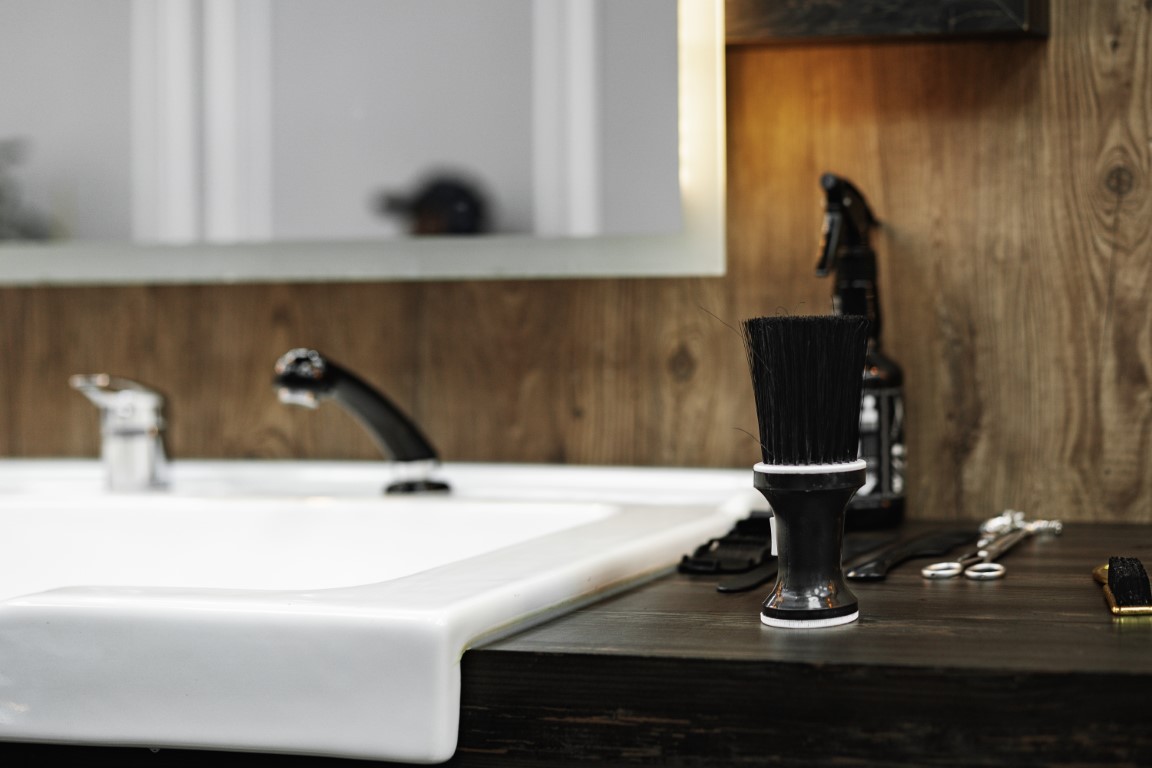 Elegancka armatura w szarej łazience z drewnem i czarnymi dodatkami 