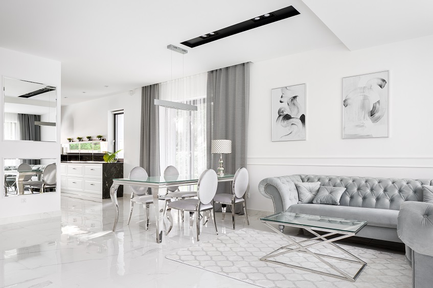 salon otwarty na kuchnie w plytkach w stylu glamour
