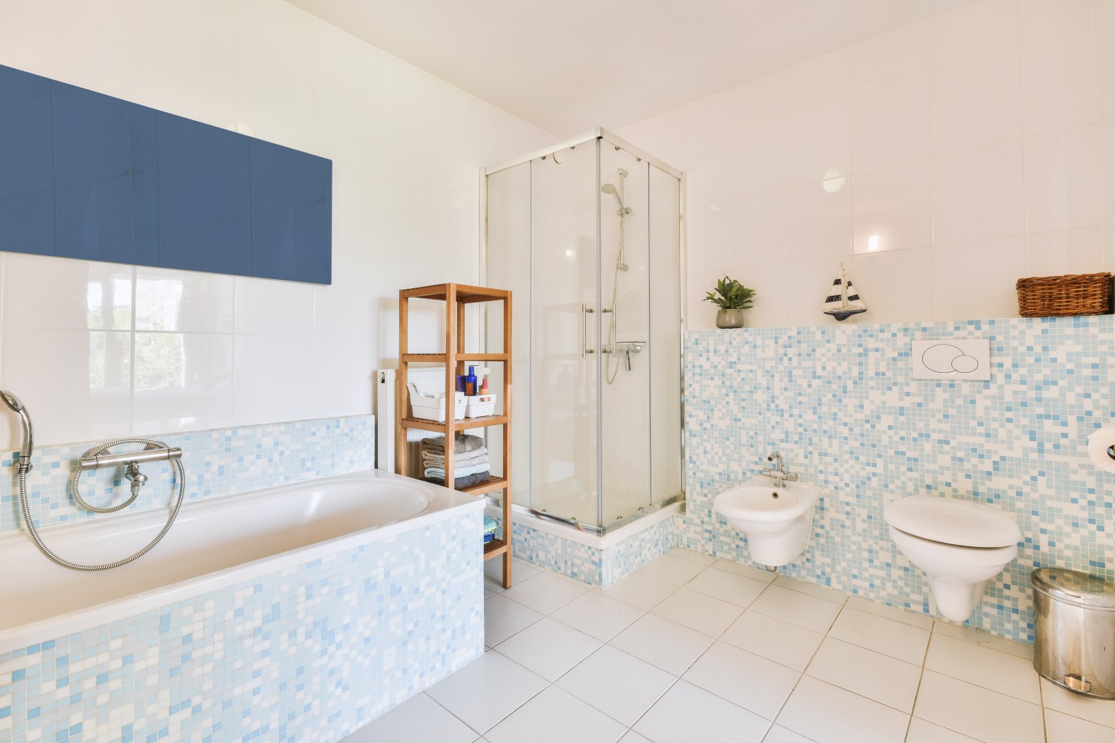 Unikalne płytki biało niebieskie - portugalska łazienki